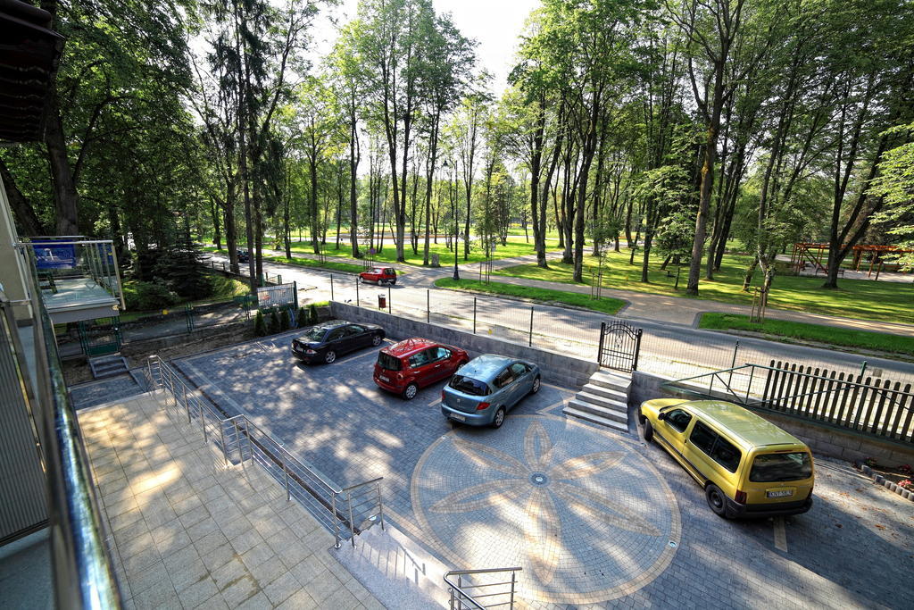 Parkowy Dworek Рабка Стая снимка